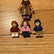 LEGO Harry Potter Minifigures Lot of 4 pants are not correct. Lego set 75947