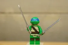LEGO TMNT Minifigure Leonardo TNT009 Frown Teenage Mutant Ninja Turtle & Swords