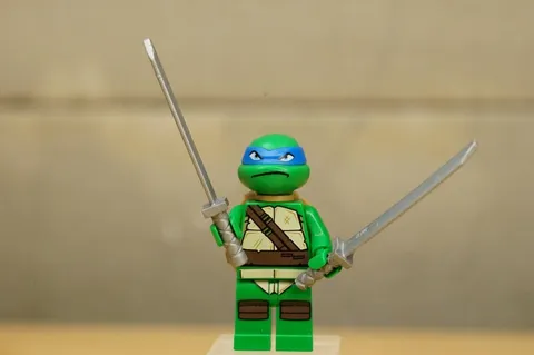 LEGO TMNT Minifigure Leonardo TNT009 Frown Teenage Mutant Ninja Turtle & Swords