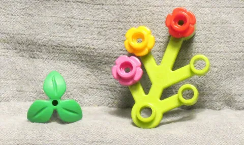 Lego 5 piece Flower/Leaf Lot - Incls. 1 piece 2423, 3 pieces 24866, 1 piece 3769