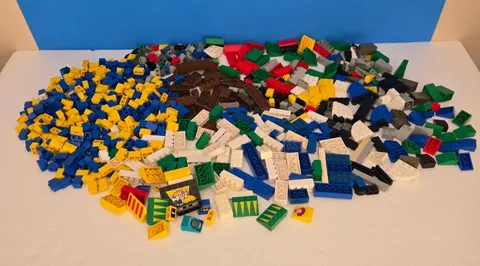 LEGO BRICKS ~ LOT OF MISC TYPES OF BRICKS & COLORS