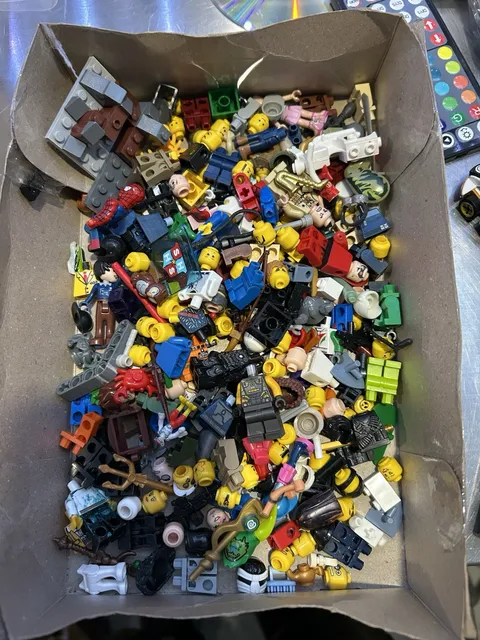 LEGO Bulk Lot Damaged / Unbranded Minifigure Parts READ DESCRIPTION #4