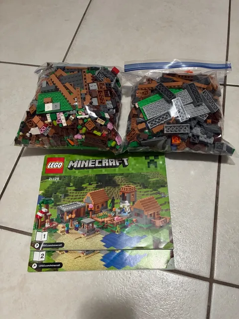LEGO Minecraft: The Village (21128)