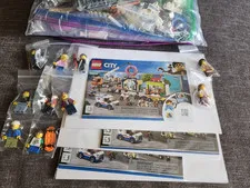 LEGO CITY: Donut shop opening (60233) with minifigures and accessories