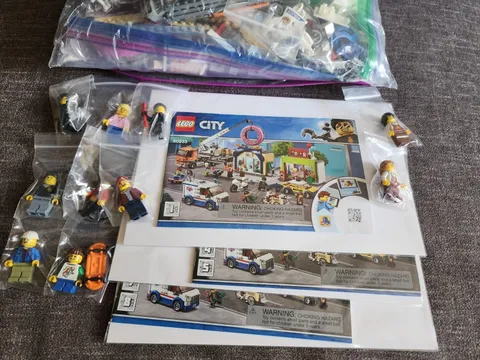 LEGO CITY: Donut shop opening (60233) with minifigures and accessories