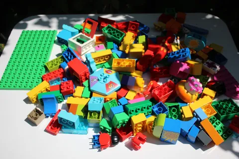 Lego Duplo Brick Lot Yellow Red Green Blue + Plate