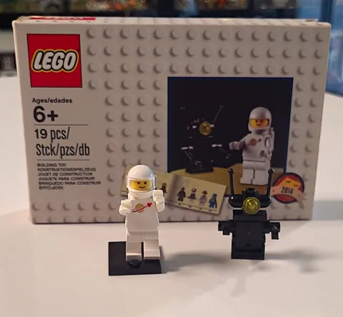 LEGO Astronaut Minifigure w/ Black Space Robot, 19 pcs, Box, Age 6+