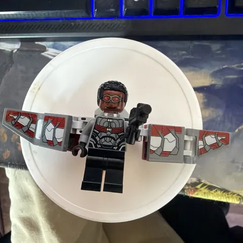 Lego Falcon Minifigure w/ Wings Marvel Avengers Infinity Wars 76104 sh0503