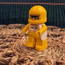 LEGO Classic Space Futuron Astronaut Minifigure Yellow Air Tanks SP016