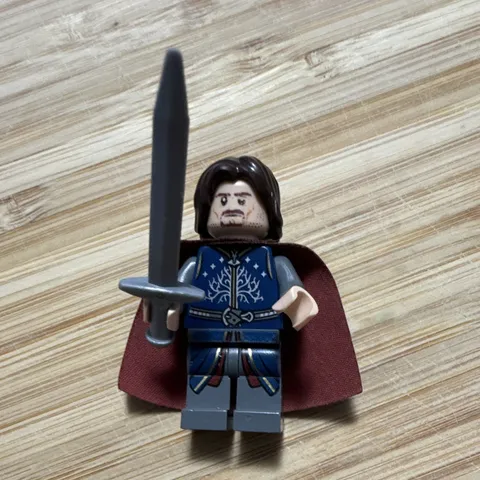 LEGO Minifigure Lord of the Rings Aragorn w/ Red & Black original Cape & Sword