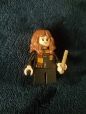 LEGO Harry Potter: Hermione Granger - Hogwarts Robe Clasped Minifigure With Wand