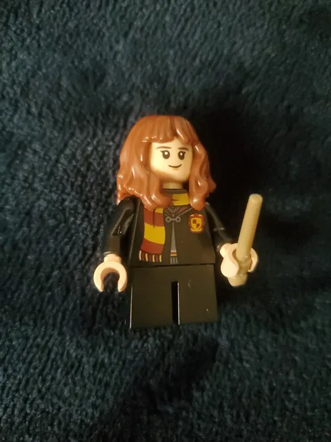 LEGO Harry Potter: Hermione Granger - Hogwarts Robe Clasped Minifigure With Wand