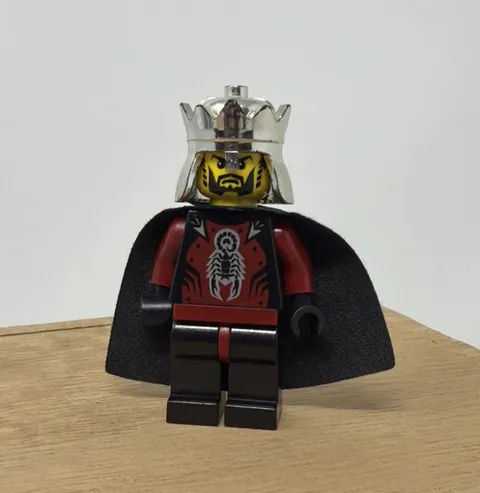 LEGO Minifig (cas277) - Knights Kingdom II - King w/ Crown & Black Cape #851499
