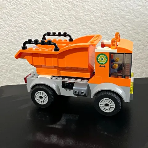 Discontinued LEGO City 60220 Garbage Truck 90pc Complete Set w/ Garbage Man, Bin