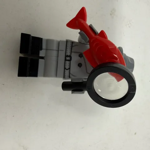 LEGO Minifigures Series 5 Detective 8805 Magnifying Glass Red Fish Figure