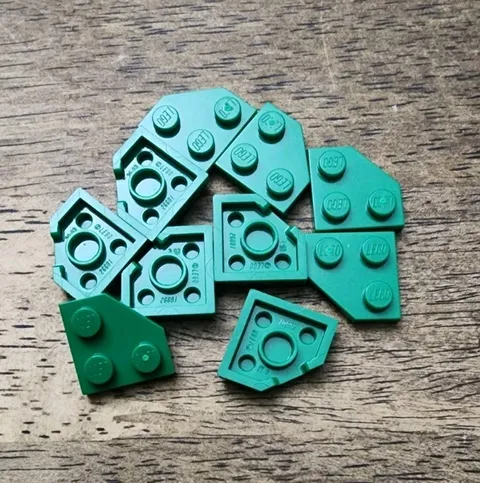 LEGO Green Wedge, Plate 2 x 2 Cut Corner QTY 10. Part No. 26601.