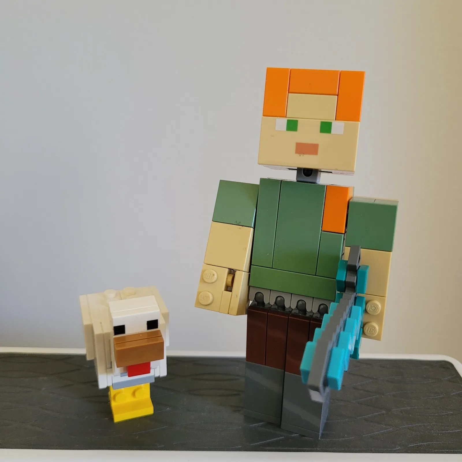 LEGO  Minecraft: BigFig Series 1 21149  Minecraft Alex BigFig with Chicken