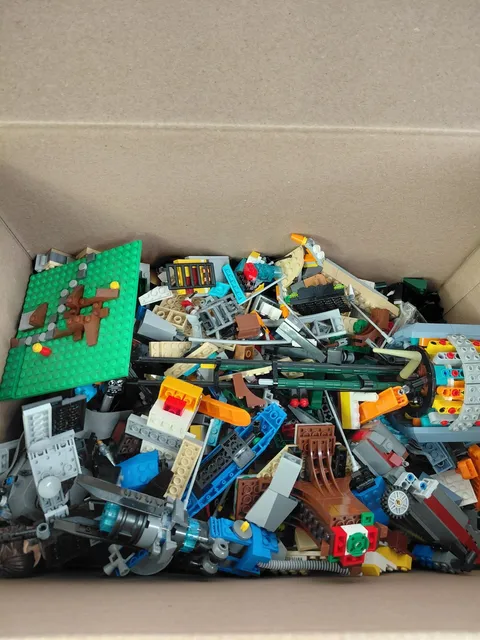LEGO Mixed Bricks and Parts Bulk Lot Approximately 8 Pounds Mixed Colors