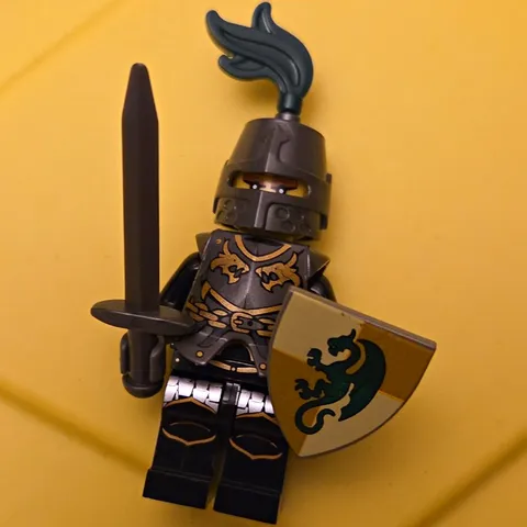 LEGO Castle Green Dragon Knight Minifigure w/ Sword & Shield Minty Condition