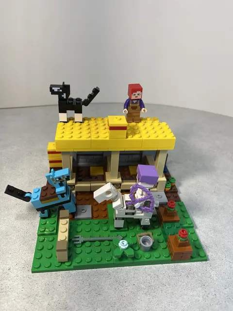 LEGO Minecraft: The Horse Stable (21171), Complete
