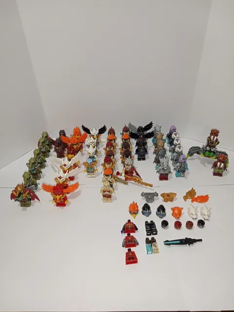 LEGO Legends of Chima 45+ Minifigure Lot w/ Accessories and build! 
