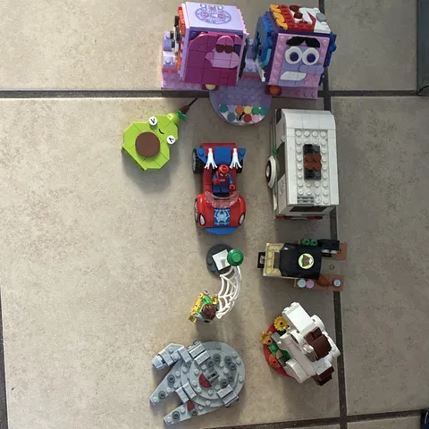 Random LEGO- Four complete sets comes with two mini-figures