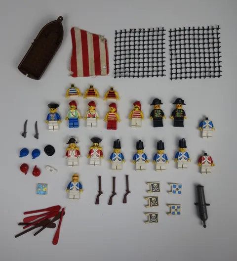Vintage LEGO Pirates & Imperial Soldiers plus accessories - 16 Minifigures