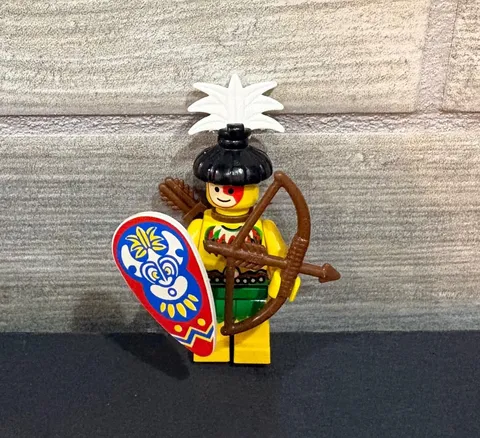 LEGO King Kahuka Minifigure Pirates Islander Vintage Shield & Bow & Arrows