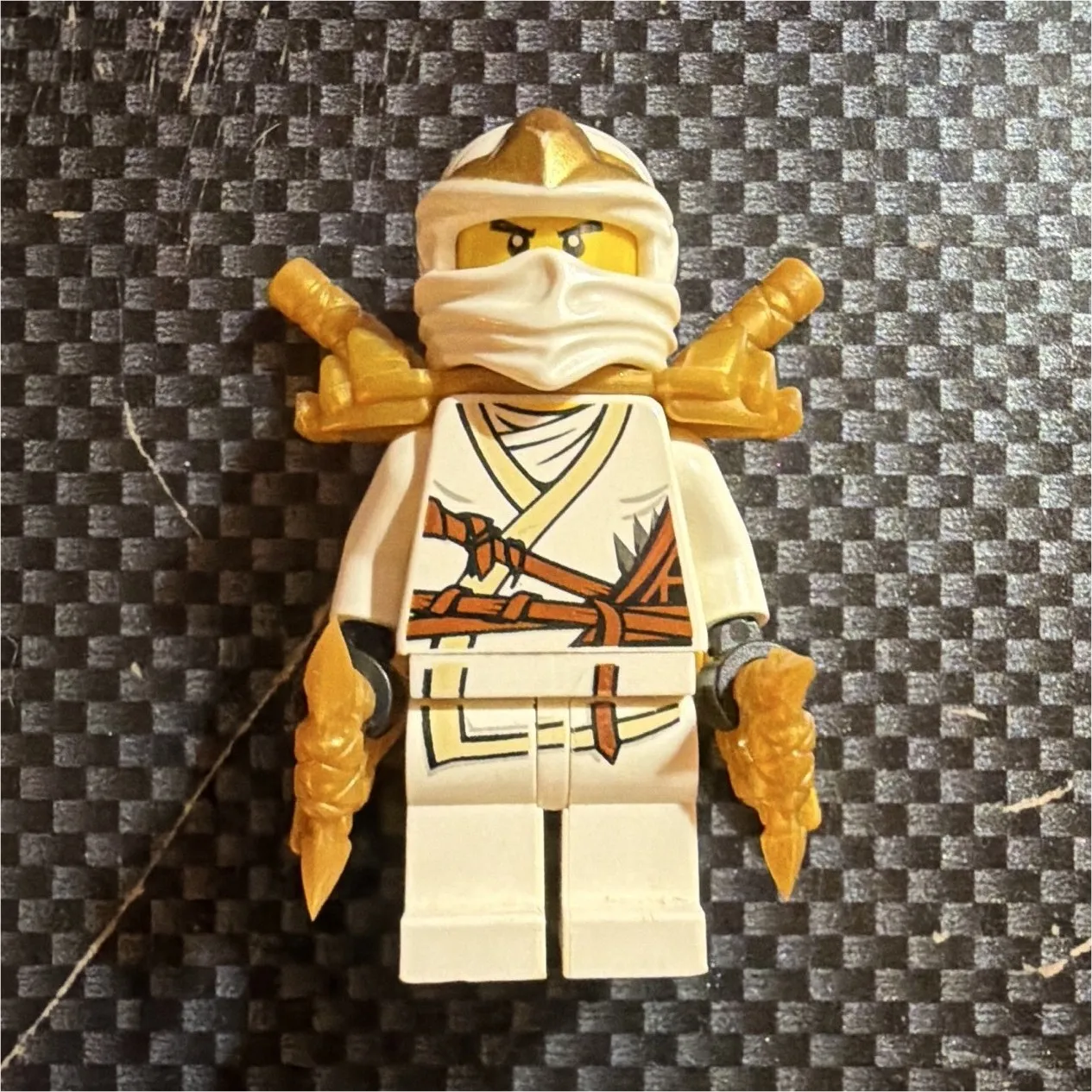 LEGO NINJAGO White Ninja Minifigure with Gold Weapons & Shoulder Armor NJO0031