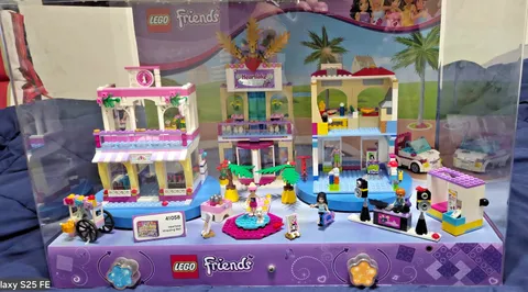 Lego rare store display with movable figures, Friends full lego set #41058