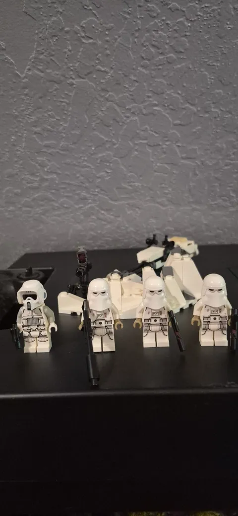 LEGO Star Wars Snowtrooper Minifigure Lot w/ Blasters, Helmets & Small Builds