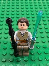 LEGO Star Wars Rey - Dark Tan Jacket Minifigure w/ Lightsaber & Staff (SW0888)