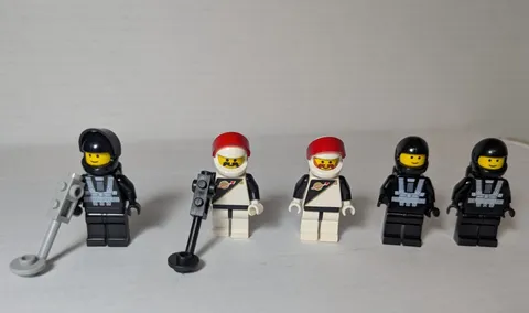 LEGO Space Blacktron 5 Minifigs 2 of sp0036 and 3 of sp001 with 2 metal detector