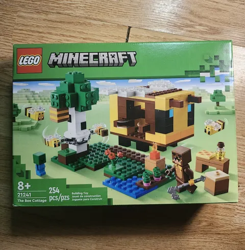 LEGO Minecraft: The Bee Cottage (21241) 2023 - New & Sealed