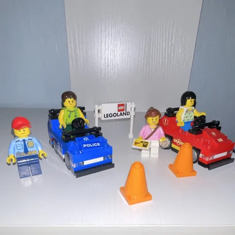 LEGO LEGOLAND - Family at LEGOLAND Set - Great Condition