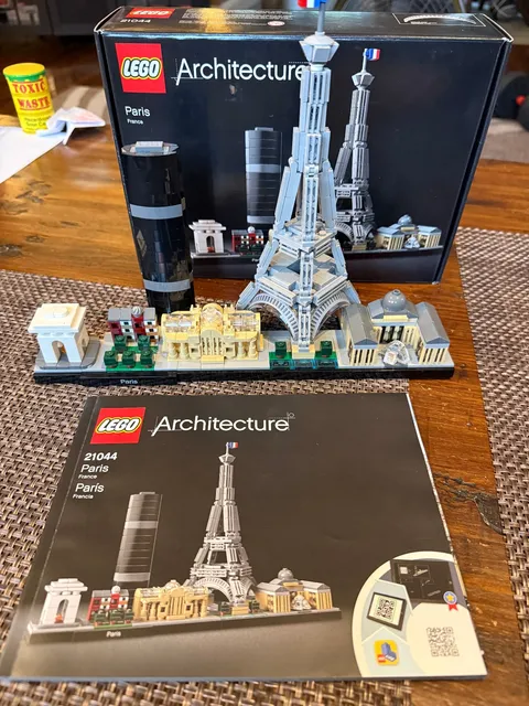 LEGO ARCHITECTURE: Paris (21044)  100% Complete + Box + Instructions.