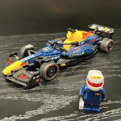 LEGO 77243 Speed Champions - Oracle Red Bull Racing - 100% Complete  Retired Set