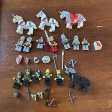 LEGO Castle Kingdoms Knights Bulk Lot 12 Minifigures 4 Horses