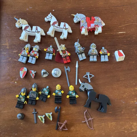 LEGO Castle Kingdoms Knights Bulk Lot 12 Minifigures 4 Horses