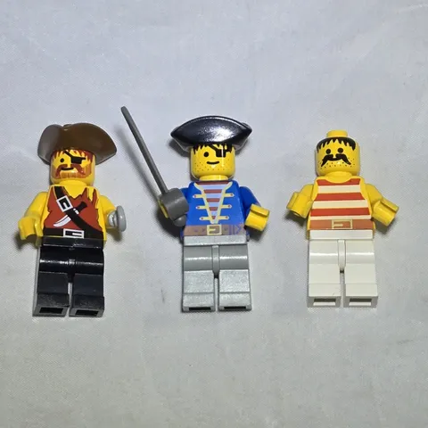 Lego Pirate Lot Of 3 Shirt with Knife 6289 6290 Black Legs Pirates Minifigures