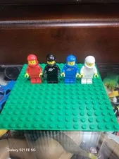 LEGO Original Vintage 1980s Space Spacemen Minifigures Lot of 4 w/ Helmets
