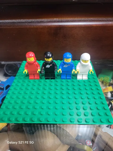 LEGO Original Vintage 1980s Space Spacemen Minifigures Lot of 4 w/ Helmets