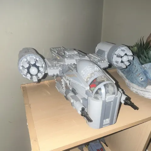 LEGO 75292 Razor Crest w/ mini figs