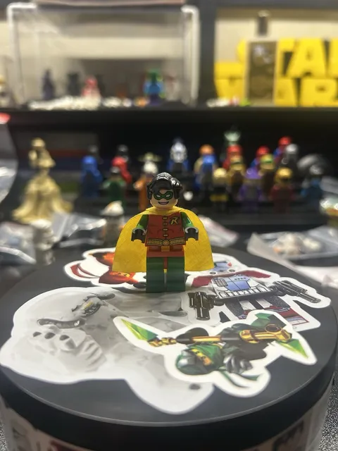 LEGO 06 Robin Minifigure w/ Yellow Cape, Red Torso & Green Legs
