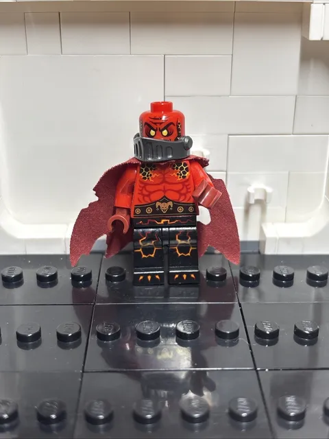 LEGO Nexo Knights General MAGMAR Minifigure (nex051) great condition, with CAPE!