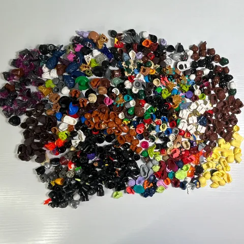 LEGO Minifigure Lot of over 550 helmets, hoods, hairs, hats, heads, etc. ￼