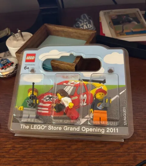 4/8/11 Lego Store Grand Opening Minifigures Indianapolis IN 343/500 NEW BLISTER