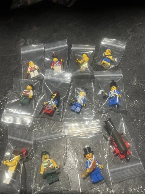 LEGO Vintage Pirate Mini figure Lot ! All In Good Condition