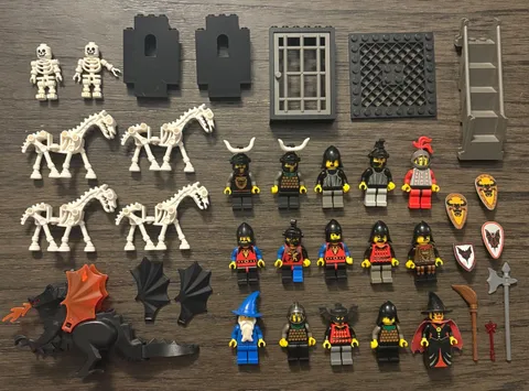 LEGO- Castle vintage Freight Knights, Dragon Masters minifigure lot. accessories