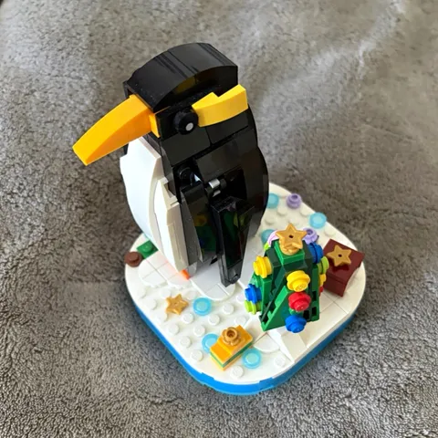 LEGO 40498 Christmas Penguin Seasonal Set 244 pcs Without Box or instructions